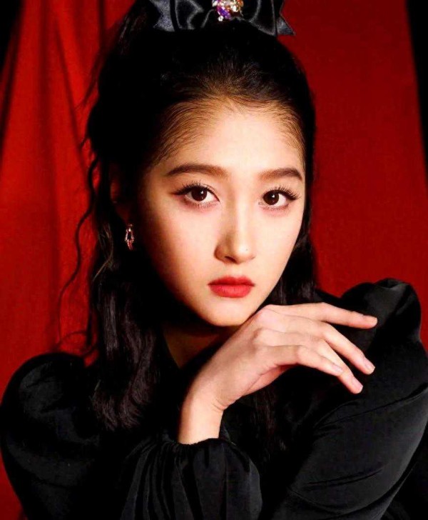 营销反噬！娱乐圈明星形象崩溃，关晓彤评论区沦陷，早年争议言论再被挖出