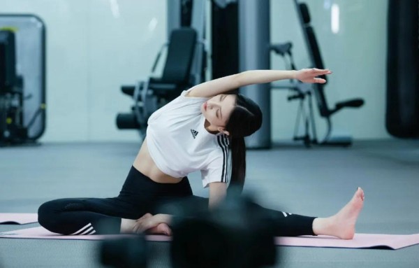 宋妍霏:演艺与公益并行的全能明星