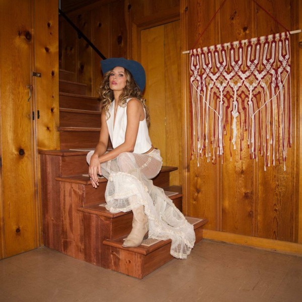 国家流行明星Twinnie发布官方音乐视频“Worst Kind of Crush” MusicWire