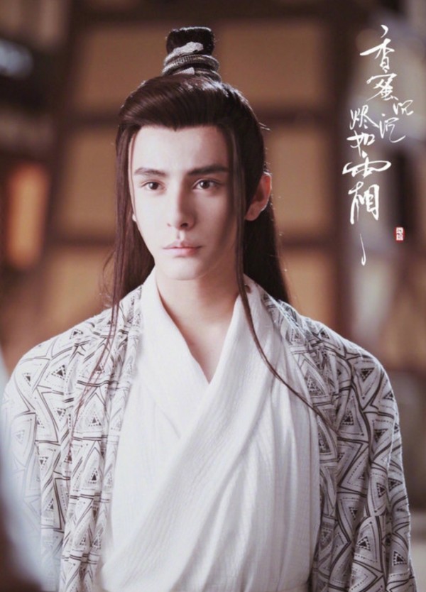 未小沫：这位男星，颠覆了大家对整容的认知[捂脸]

3月21日，一位男星因为整容登上热搜，不过，别人整容是越整越不真实，而这位男星却完全不同，网友说了：“头一次看见越整越正常的”[捂脸]

据悉，这位男星曾在《香蜜沉沉烬如霜》中饰演扑哧君一角，当初的他，眼眶深陷，脸庞纤瘦，皮肤白皙的他，看起来有几分混血感。

令人没有想到的是，如今这位男星却完全变了个模样，如果不是他自己承认整容，大家都觉得这根本...