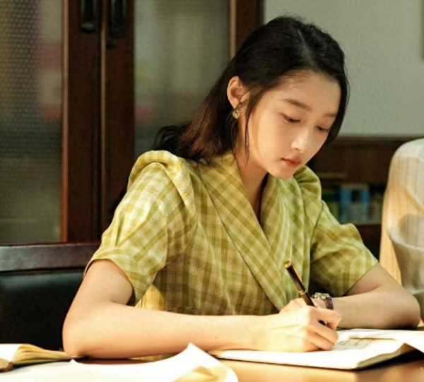 关晓彤高考前复习3个月考了552分，粉丝夸赞内娱学霸天花板