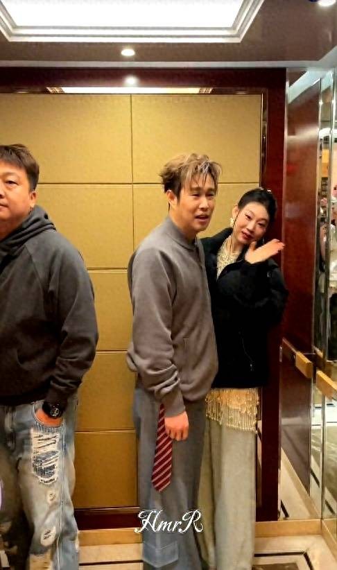 沈佳润跨年风波后首现身，满脸笑容状态松弛，未受到舆论影响