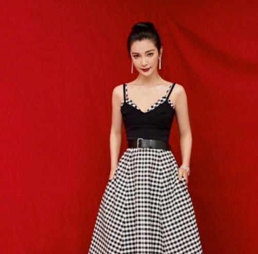 李冰冰晒与好友重逢合影照：王宝强与她同站C位，鹿晗开心摆拍