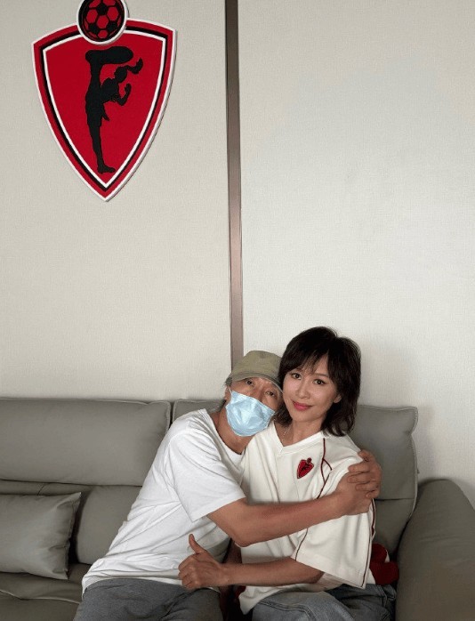 刘嘉玲晒与星爷拥抱合照，重现经典台词梦回《大内密探零零发》