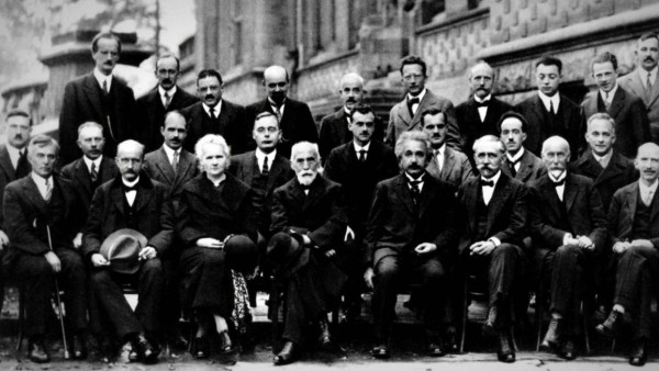 你知道吗？物理界凝聚智慧的明星照，近百年来未能超越