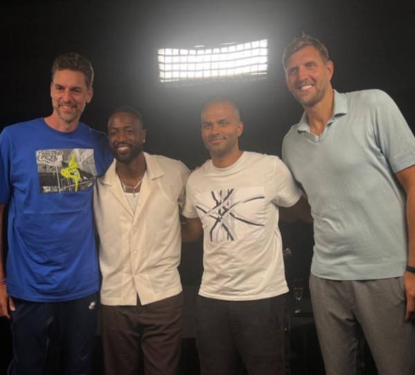 四大巨星合影出炉！帕克秀名人堂23号球衣：提前办泳池派对庆祝