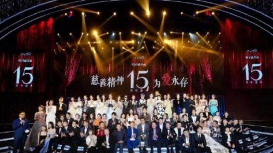 芭莎慈善夜，贡献了15年来最尴尬的明星合影，张韶涵背锅好无辜