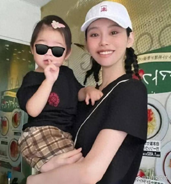 何猷君携奚梦瑶家庭亮相慈善晚宴，儿子气场炸裂吸粉千万！