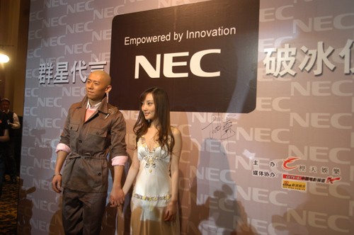 李小璐夏雨齐齐代言影帝影后的璀璨亮相(组图)