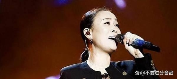 那英私人聚会曝光，手夹香烟稳坐C位，杨坤身边美女环绕抢镜