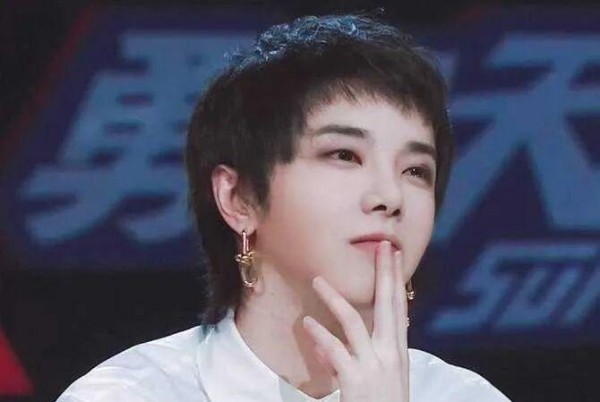 华晨宇的多重身份:从选秀歌手到独立音乐人再到综艺达人