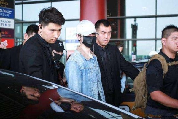 为什么在香港遇到明星无人围观，而内地却堵得“水泄不通”？