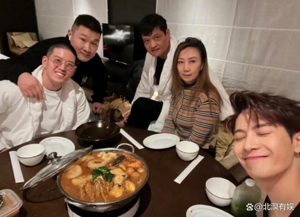 王嘉尔晒和爸妈合影上热搜！网友：幸福家庭的顶级模板，不只是明星的光环