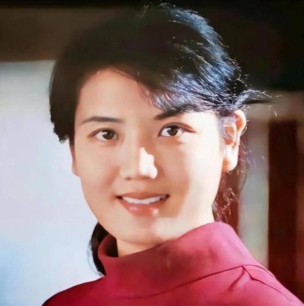 70岁演员李秀明全家移民加拿大,息影后卖薯片,如今现状咋样?