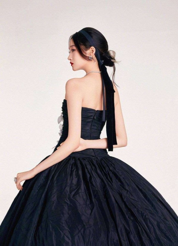 关晓彤红毯逆袭打脸造型师！抹胸裙秀身材，生图膝盖肌肉太抢镜