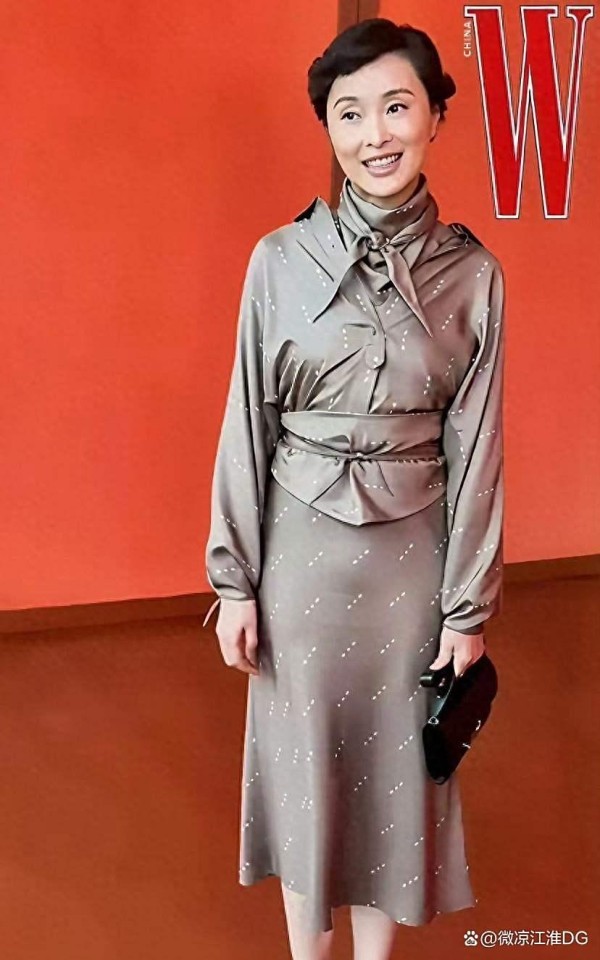 吴越穿搭争议:明星时尚与大众审美