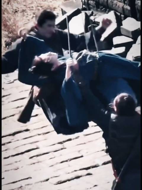 这段大萝卜太子殿下和吴定缘混合双打加上配音还蛮有感觉的