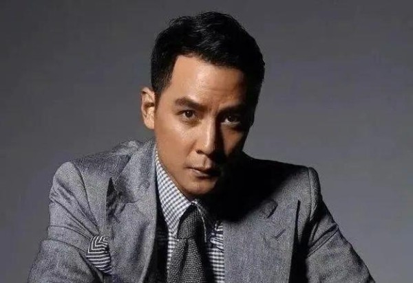 娱乐圈中的八大男神典范：用行动诠释真情