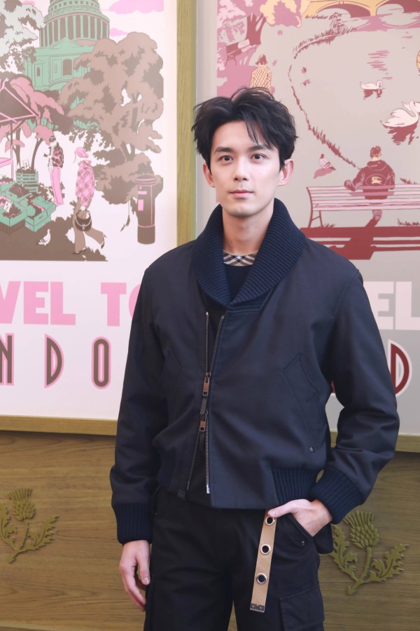 吴磊张婧仪等艺人亮相北京品牌活动 时尚造型与近况分享