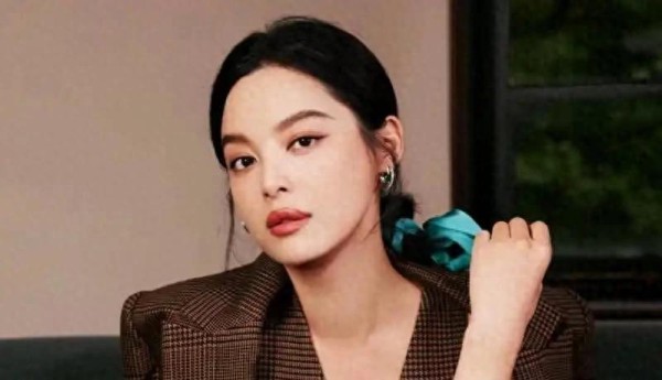 10位内地女演员获奖对比：赵丽颖获三项大奖，任素汐奖项含金量更高