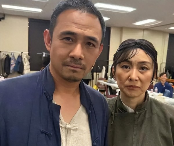 演员贾一平近况曝光：已移居美国，住别墅开路虎，又黑又老认不出