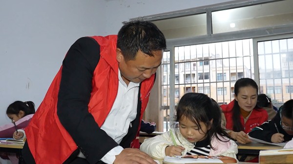 【第九届贵州省助人为乐道德模范】汤志刚：扎根公益13年 以行动汇聚爱心温暖社会(图1)