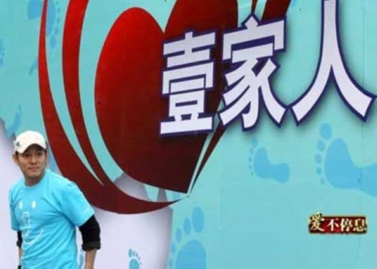 王祖贤公交车上给老人让座 盘点明星们的爱心举动