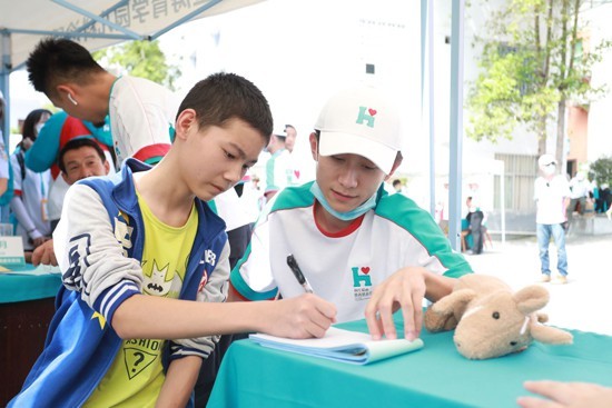 张一山现场“认亲” 助力“韩红爱心百人援陕”