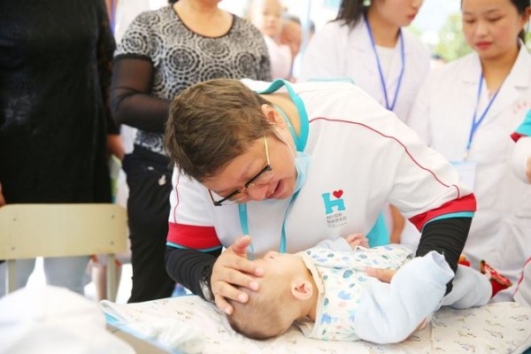 韩红爱心援陕小沈阳，张一山，郭晓东等众明星跟着韩红做公益