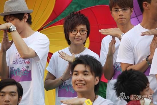 周笔畅与所有艺人以符合此次活动主题的手势结束。