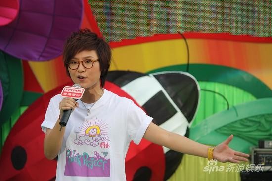 周笔畅现场登台献艺。