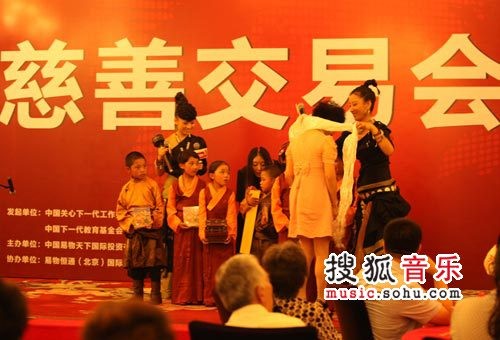 阿佳组合把代表吉祥的哈达献给了拍得唐卡的竞拍爱心人士表示敬意