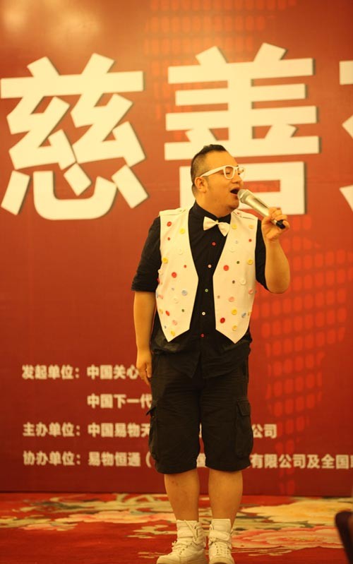 坚持师傅成龙“加入我们，帮助他人“的慈善理念，新七小福之冀涛倾情演唱