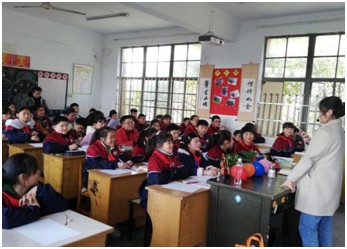 知识拨开风浪，爱心缔结梦想——苏州大学物理科学与技术学院青年志愿者服务中心“满天星”爱心公益团的一行志愿者们来到了明星小学，进行爱心助学活动。