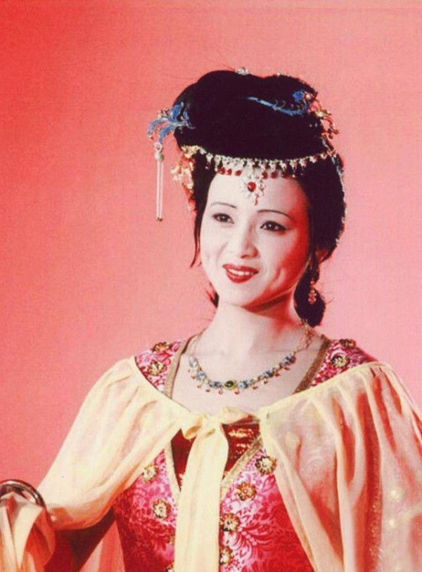 《红楼梦》里秦可卿为什么不反抗贾珍？