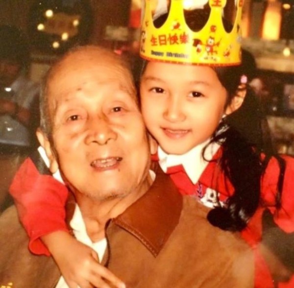 关晓彤背景到底多强？网友扒出她的童年旧照，不愧是“京圈格格”