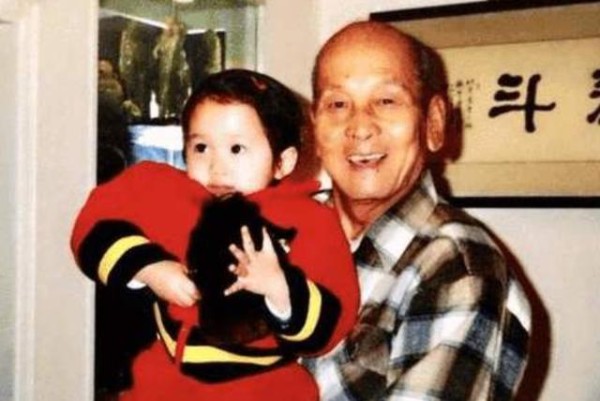 关晓彤背景到底多强？网友扒出她的童年旧照，不愧是“京圈格格”