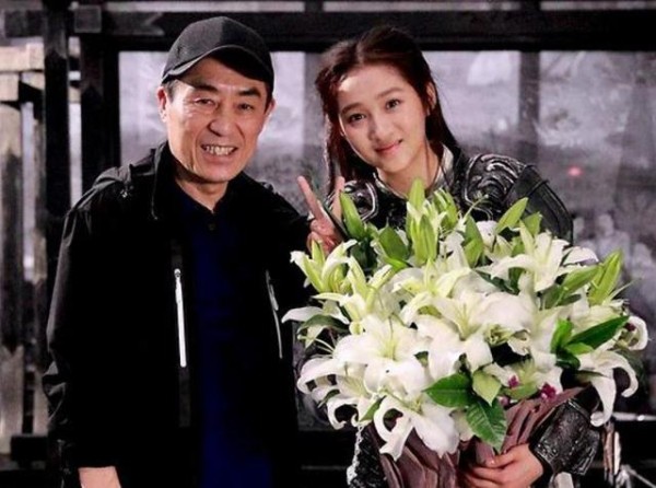 关晓彤背景到底多强？网友扒出她的童年旧照，不愧是“京圈格格”