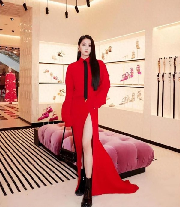 关晓彤14岁旧照被挖出惊艳全网？看完比例才懂鹿晗分手后为何崩溃