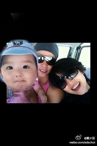 明星年底爱秀全家福 黄晓明拍照重礼仪