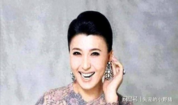 墙倒众人推。因诉穷口碑塌房的闫学晶,终究走了王丽云的老路