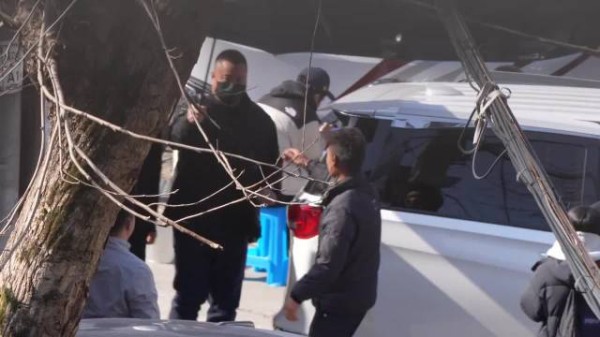 敖瑞鹏客串悬疑剧《狂花》路透 今天是卷毛小狗！期待 敖瑞鹏卷毛look