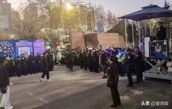 曾志伟卸任总经理首次露面，在包厢用餐美女倒酒，满脸通红太尽兴