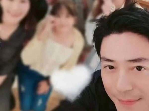 霍建华与好友聚餐被偶遇，喝到上头满脸通红，请网友喝啤酒很亲和