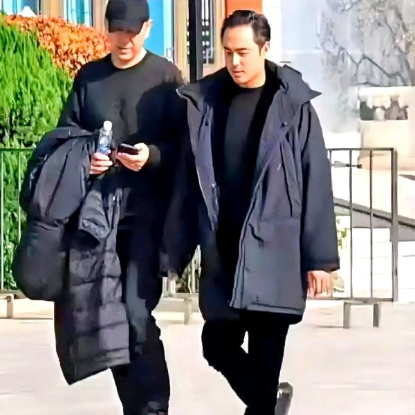 明明就是我：人不到难处，你都不知道谁是真朋友。

就拿罗晋父亲的告别仪式来说，这事儿就把娱乐圈的“人情冷暖”摆在了台面上。按说罗晋和唐嫣在圈里人缘不差，可真到了这种时刻，到场的明星好友却没几个。

这种场合，能来的都是过命的交情。明道就特意从外地赶了过去，一身黑衣，不带妆发，就是来送兄弟最后一程的。人家这交情不是嘴上说说，当年罗晋结婚，他就是伴郎。

这一下就看明白了，平时酒桌上称兄道弟、红毯上互...