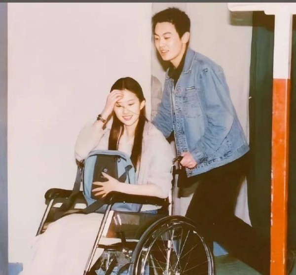 翻看毕业照，发现刘亦菲朱亚文的星光同窗