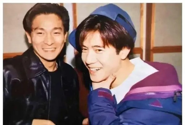 宇飞海：刘德华吃饭忘带钱包了，他打电话郭富城：诚诚，江湖救急！赶紧过来帮我付款！郭富城一口拒绝：我没空！因为我现在在带女儿呢！

刘德华一时间不知如何是好！没想到接下来郭富城的举动，让刘德华特别感动。

郭富城和这饭店老板是好朋友，他打个招呼，记他账就行，这样就可以帮刘德华的忙，所以他才会如此干脆地拒绝刘德华。

郭富城曾说：刘德华是我最好的朋友！

一次，郭富城的女儿想要刘德华的演唱会门票。

...