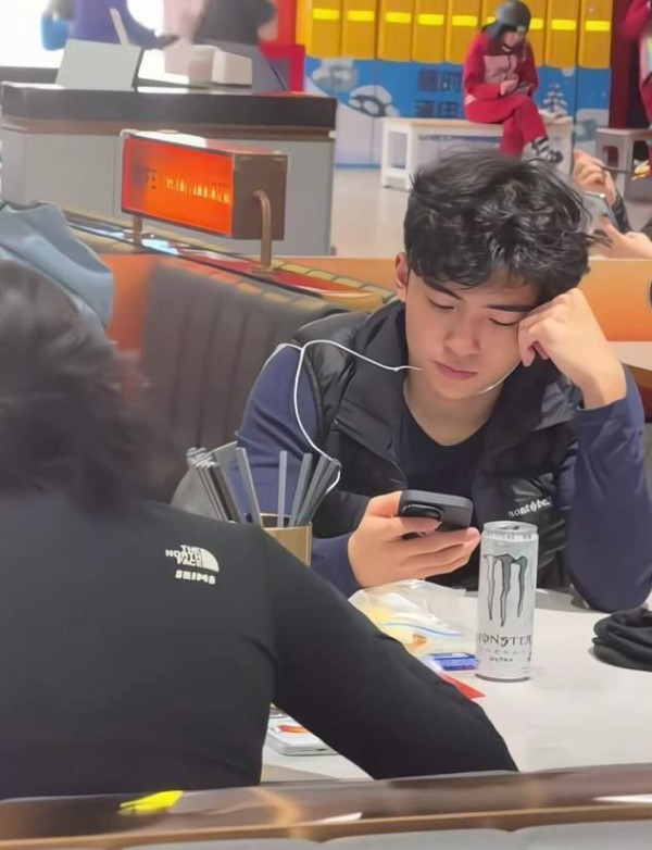 18岁谢振轩穿西装照曝光,颜值气质已赶超谢霆锋!网友:像谢贤