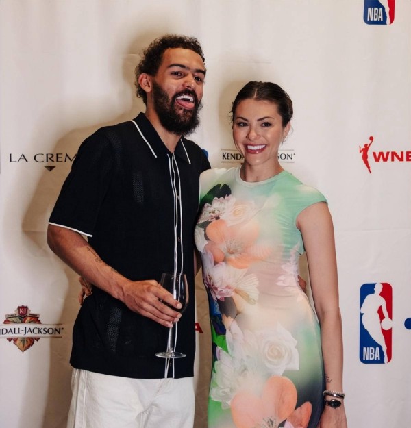 特雷杨晒夫妻合影，成就全明星+助攻王，手握顶薪，家庭幸福美满