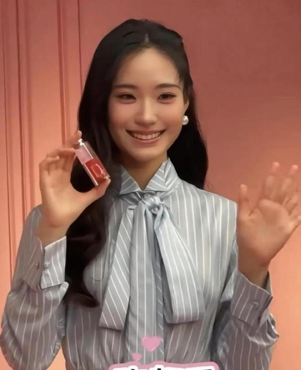 18岁小S二女儿翻车多次！自宣迪奥合作，却未被品牌认领遭群嘲